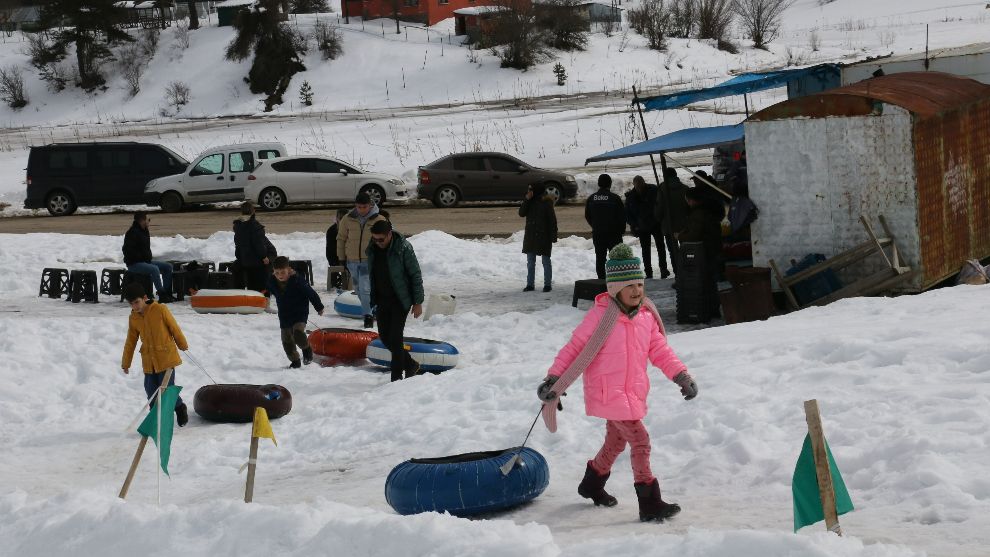 Abant Gölü'nde tatilciler şambrelle kayarak eğlendi