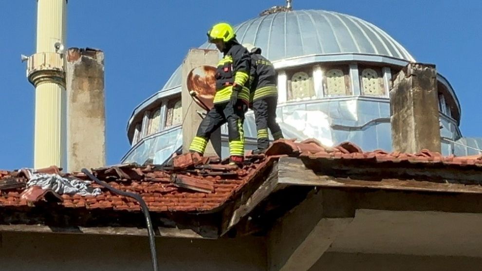 Baca yangını az kalsın evi yakıyordu: Muhtar dumandan etkilendi