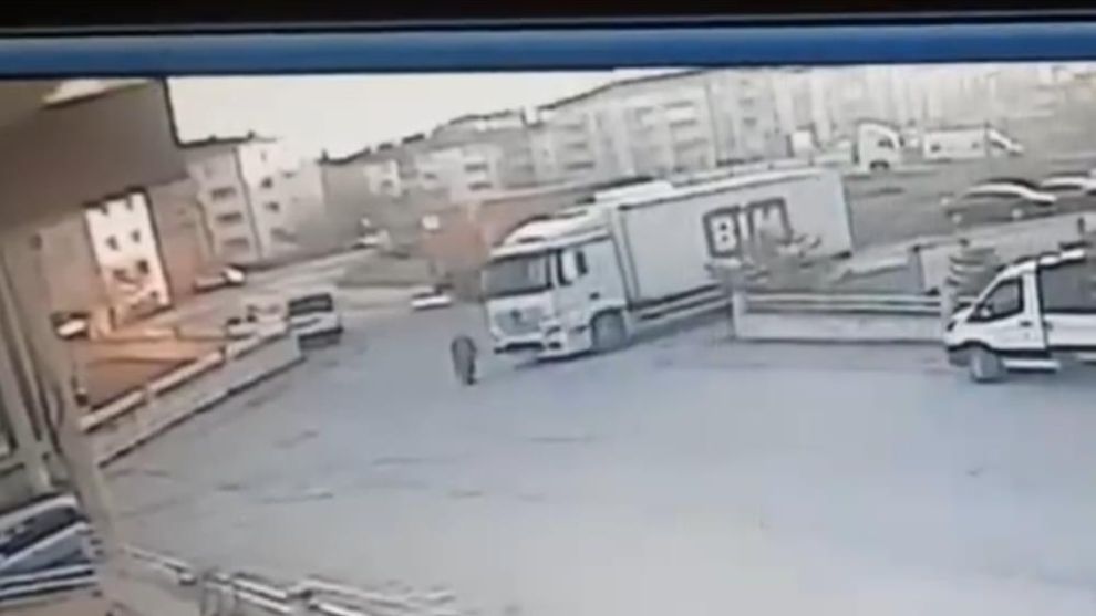 BİM kamyonunun ezdiği kadın hayatını kaybetti