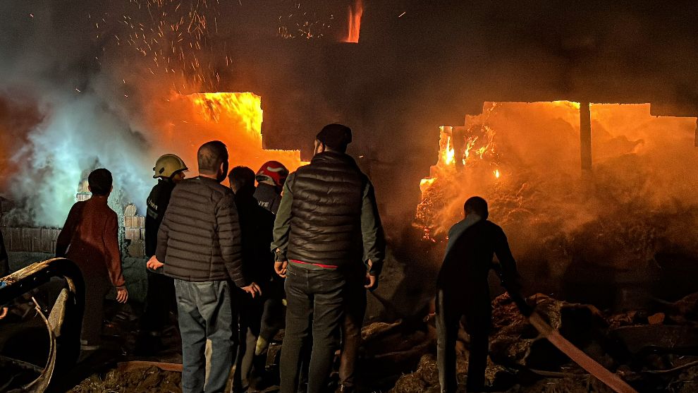 Bolu'da ahır ve samanlık alev alev yandı