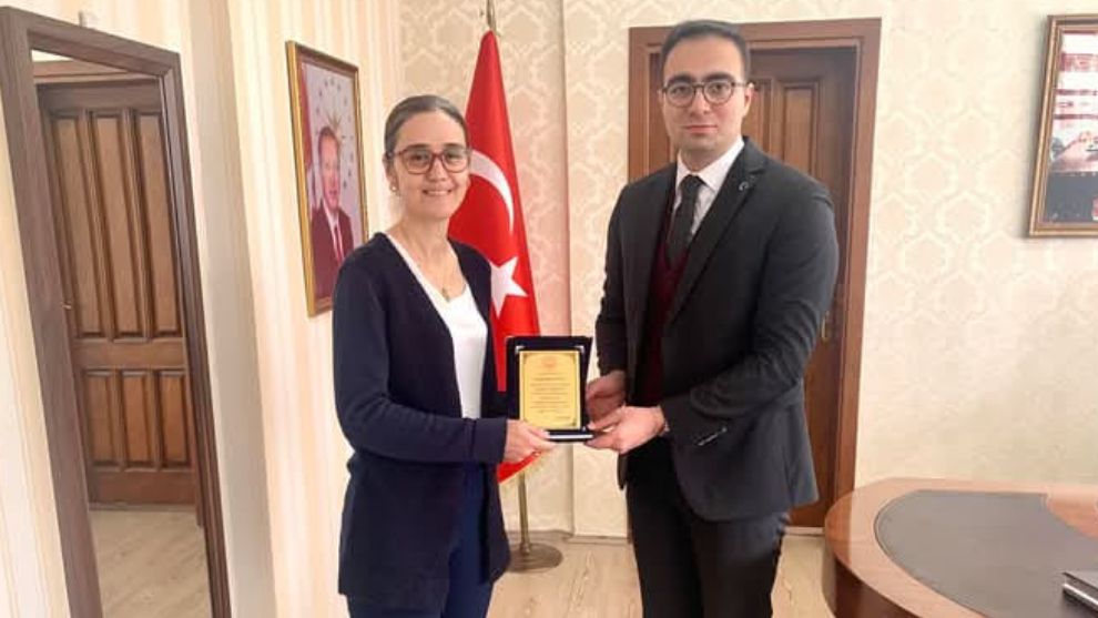 Emekli Tapu Memuruna, Mengen Kaymakamından Plaket...
