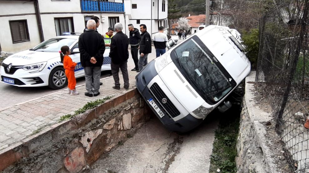 Öğrenci servisi kanala düştü