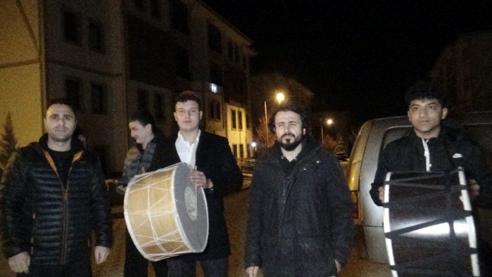 Ramazan davulu çalıp, mani söylediler