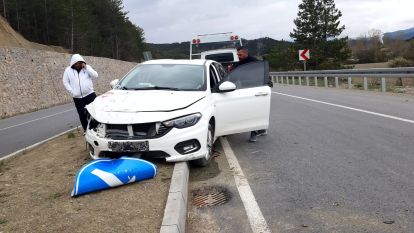 Kontrolden çıkan otomobil orta refüje savruldu:
