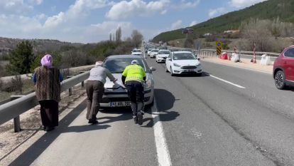 Trafik polisi aracı iterek ve çekici çağırarak yardım etti