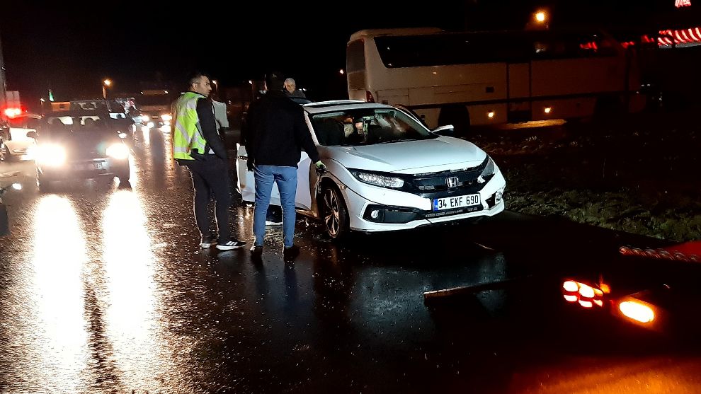 Bolu'da kavşakta otomobil ile kamyon çarpıştı: 3 yaralı