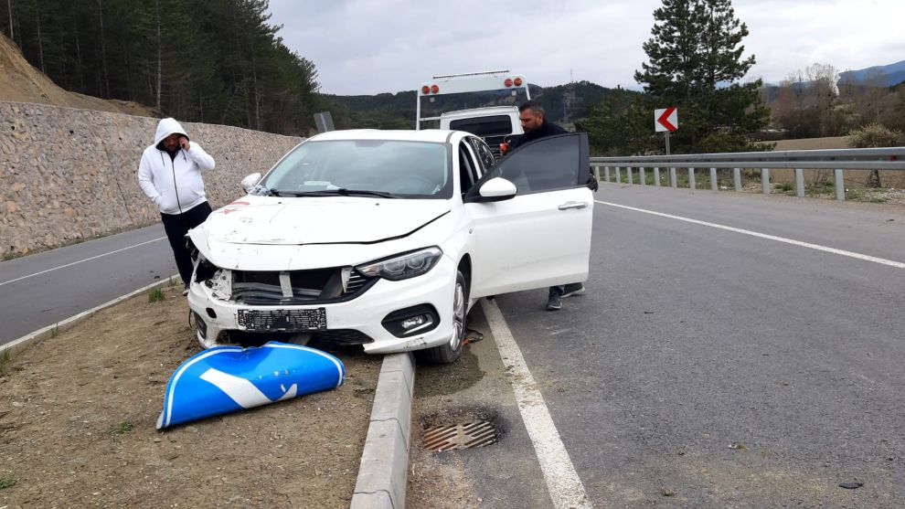 Kontrolden çıkan otomobil orta refüje savruldu: