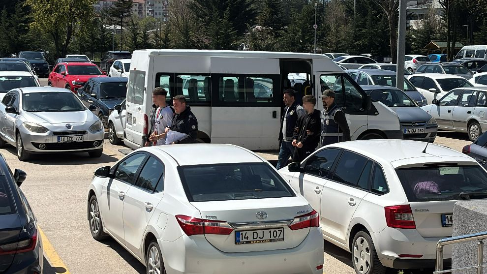 Kuaför salonuna gece saatlerinde balkondan girerek kasadan para çaldılar