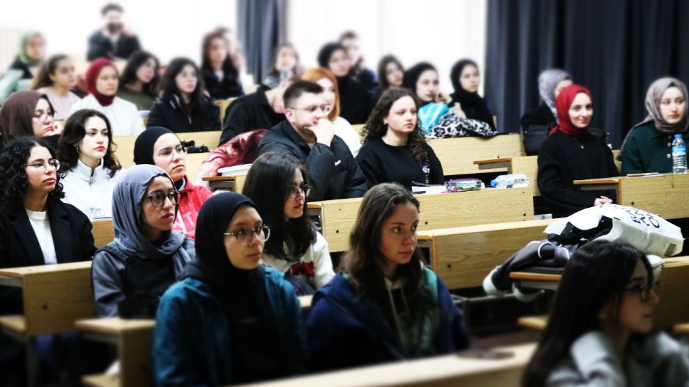 Lise öğrencileri üniversite sıralarında