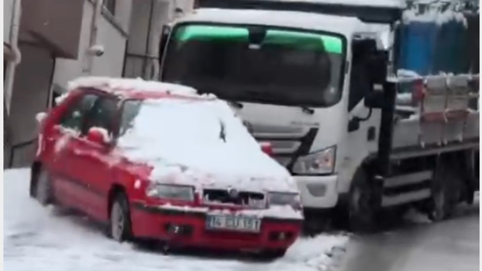 Oksijen tüpü yüklü kamyon, karlı yolda kontrolden çıktı, park halindeki araçlara çarptı
