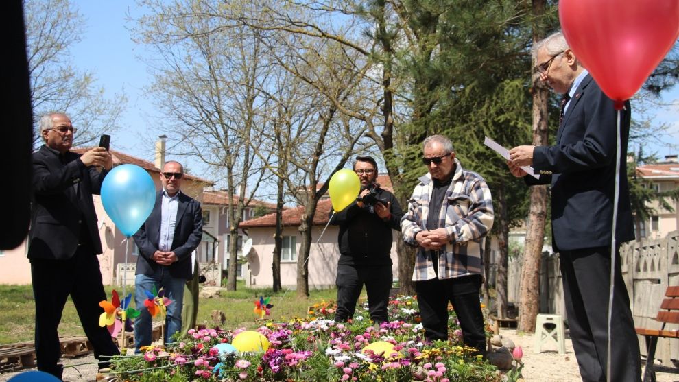 Otel faciasında hayatını kaybeden çocukların 23 Nisan'ı karanfillerle kutlandı