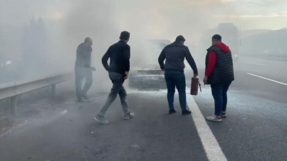 Otomobilde çıkan yangını vatandaşlar ve jandarma söndürdü