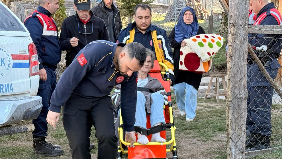 Sağlık ekipleri tarafından ilk müdahalesi yapılan kadın hastaneye kaldırıldı