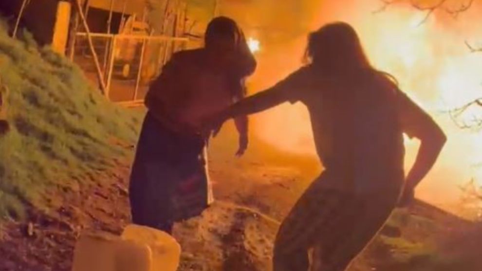 Samanlıkta çıkan yangın, bitişiğinde bulunan eve sıçradı