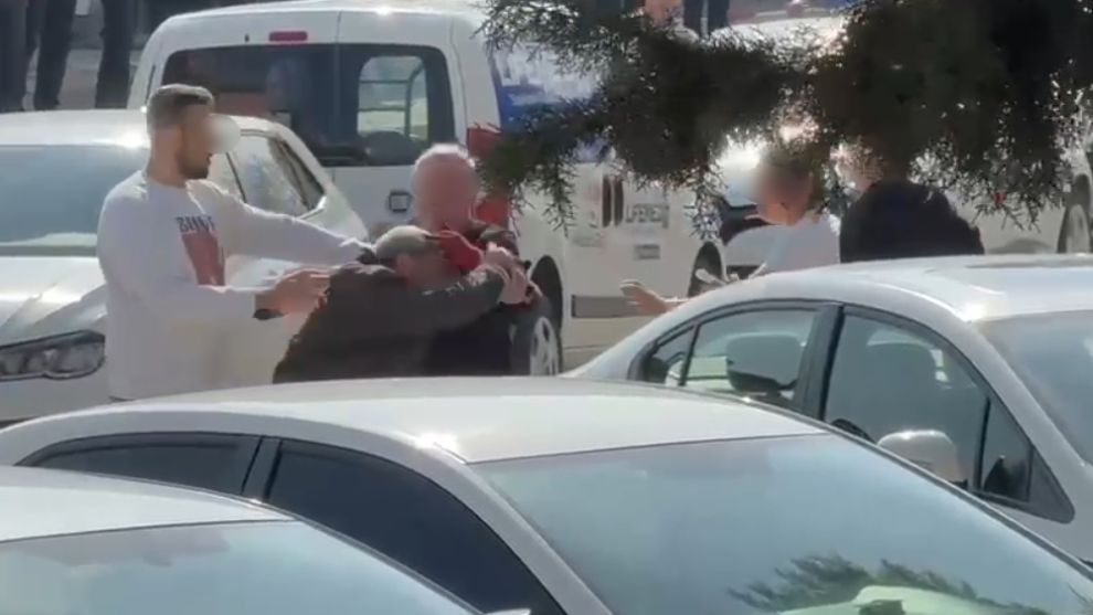 Sokak ortasında yumruklar havada uçuştu