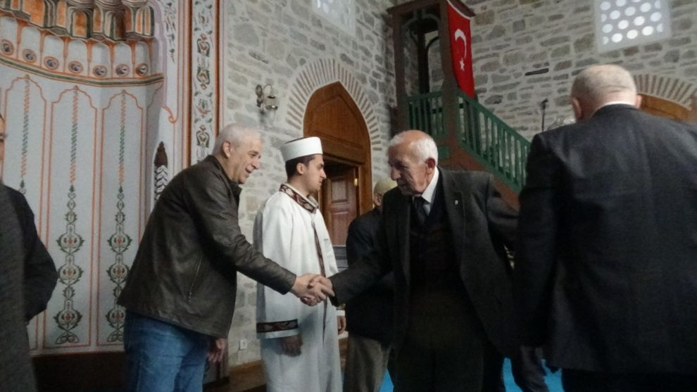Tarihi Kanuni Sultan Süleyman Camii'nde bayram geleneğini gerçekleştirdi
