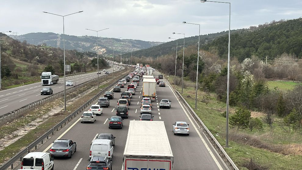 TEM Otoyolu'nun Bolu geçişinde trafik durma noktasına geldi