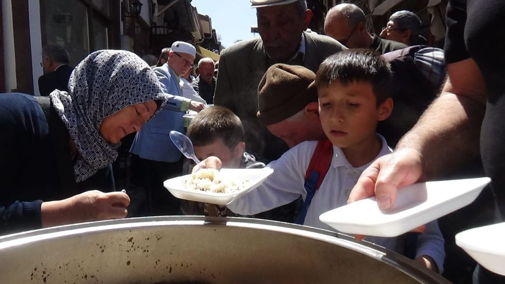 Vatandaş ve öğrencilere pilav ikram edildi