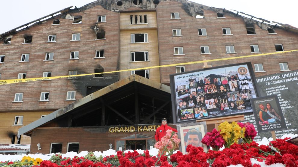 Yangında yakınlarını yitirenler, birbirlerine sarılarak gözyaşı döktü
