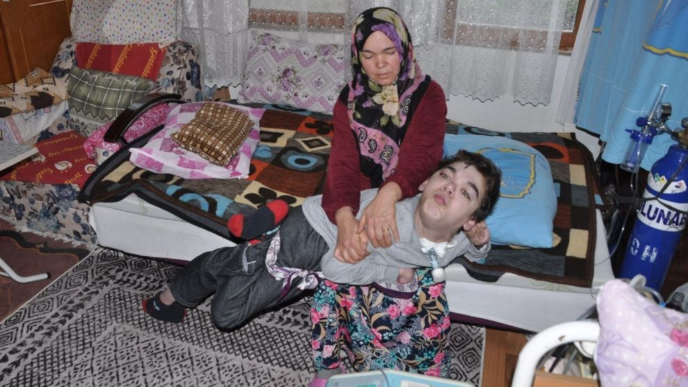 26 yıldır gözü gibi baktığı engelli oğlunu kaybeden anne, ‘Yılın Annesi' seçildi