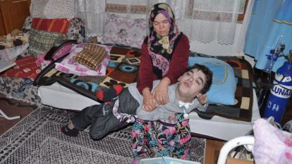 26 yıldır gözü gibi baktığı engelli oğlunu kaybeden anne, ‘Yılın Annesi' seçildi