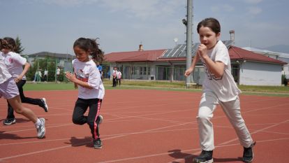 Bolu'da minikler atletizm şenliği renkli görüntülere sahne oldu