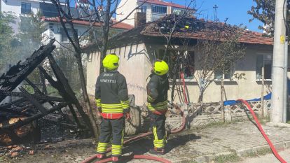 Odunlukta çıkan yangın eve sıçradı