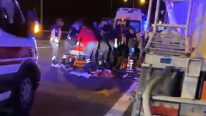 TEM'de arıza nedeniyle araçtan inen 2 kişiye tır çarptı
