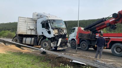 TEM'de sürücüsünün uyuduğu iddia edilen buğday yüklü tır devrildi