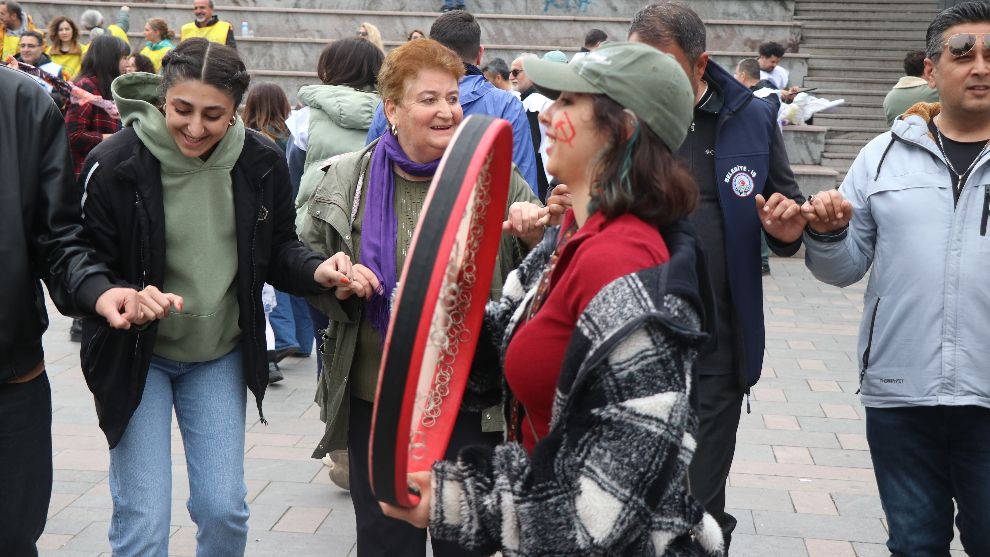 Bolu'da 1 Mayıs halaylar çekilerek kutlandı