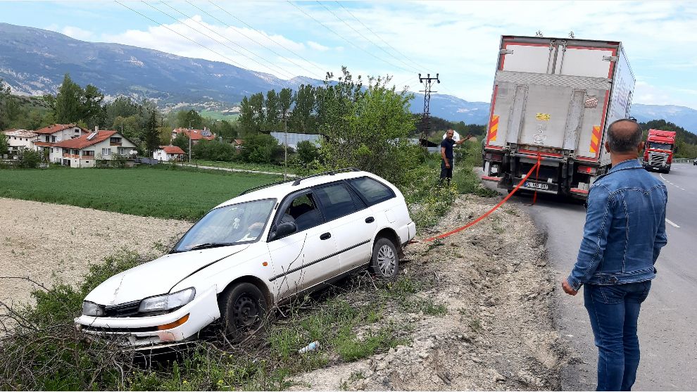 Kamyona çarpmamak için manevra yaptı: Faciadan dönüldü