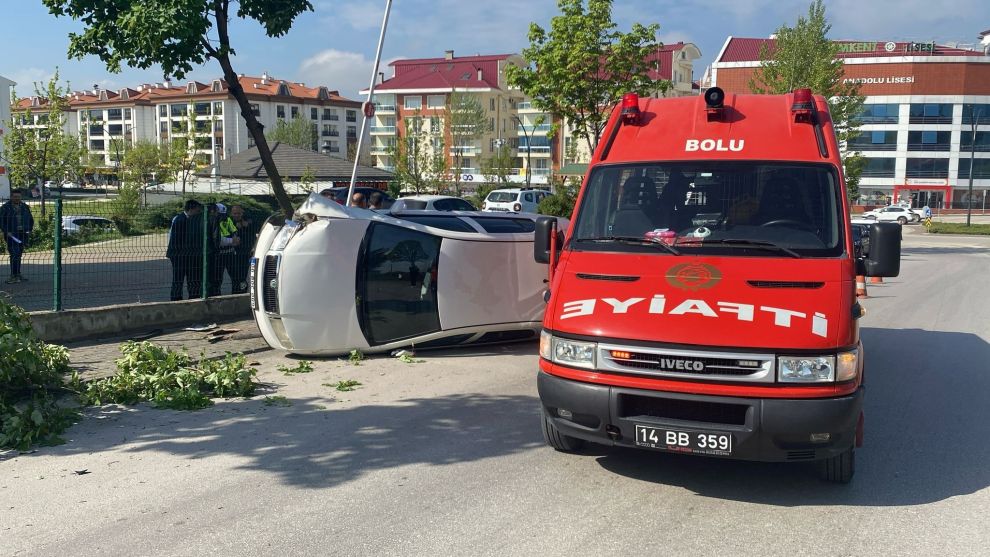 Otomobil rampa yukarı çıkarken yan yattı: 1 yaralı