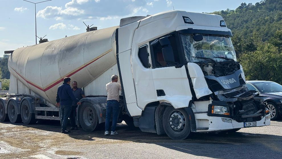 TEM Otoyolu'nda 2 tır çarpıştı: 1 yaralı