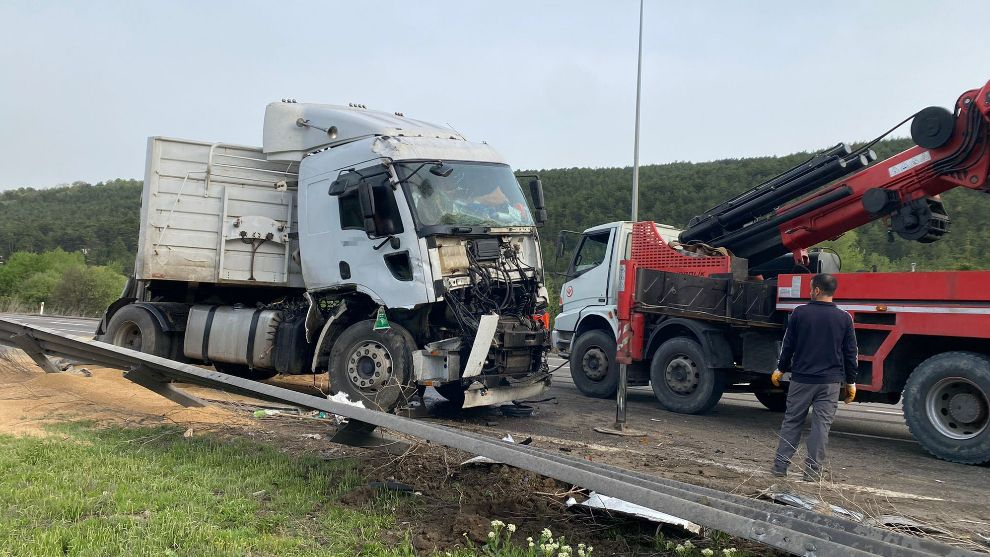 TEM'de sürücüsünün uyuduğu iddia edilen buğday yüklü tır devrildi
