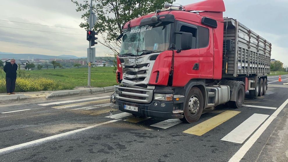 Tır ile kamyonet çarpıştı: 1 yaralı