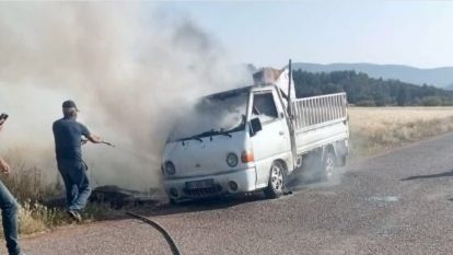 Araç Yangını Tarlalara Sıçramadan Söndürüldü