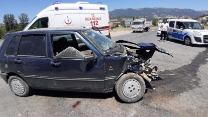 Bolu'da kavşakta süt kamyonu ile otomobil çarpıştı: 2 yaralı