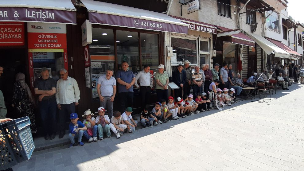 Ahilik geleneğine katılan minikler ellerini semaya açtı