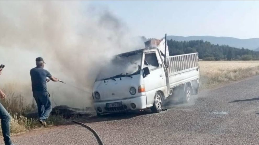 Araç Yangını Tarlalara Sıçramadan Söndürüldü