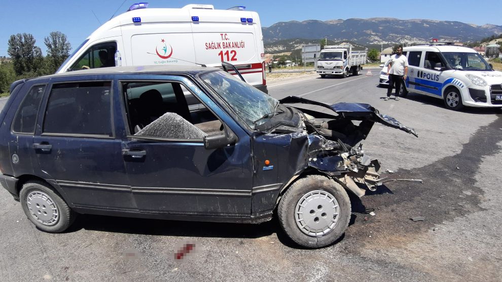 Bolu’da kavşakta süt kamyonu ile otomobil çarpıştı: 2 yaralı