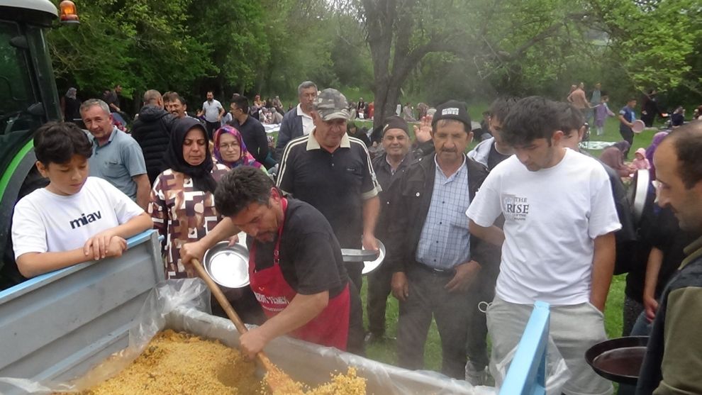 Geleneksel Hacet Bayramı için yarım ton et kavruldu