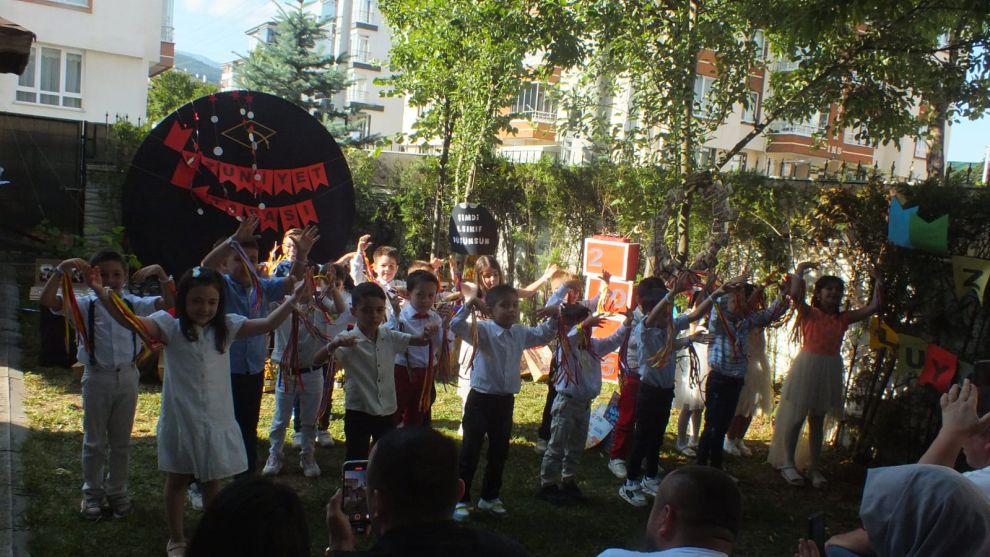 İnek oluğa sıkıştı, köylüler seferber oldu