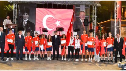 15 Temmuz Sancak Koşusu'nda "Sancak" Vali Abdulaziz Aydın'a ulaştırıldı...