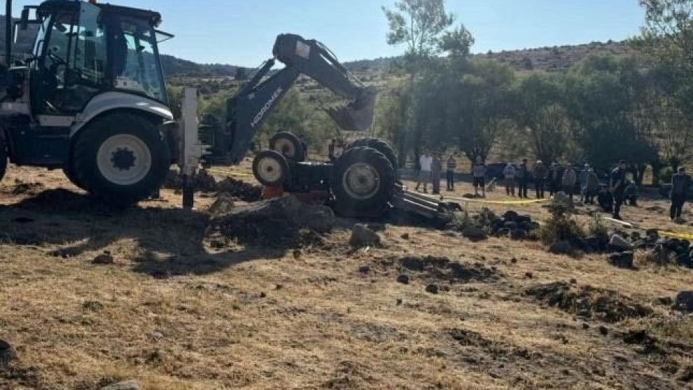 Tarlada devrilen traktörün altında kalan çift hayatını kaybetti
