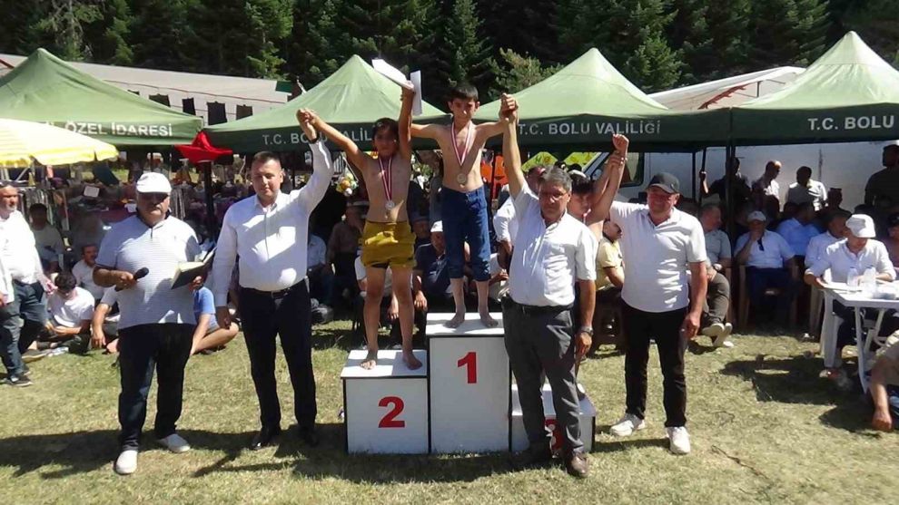 Yayla bayramında güreşte birinci olan minik sporcu kürsüye çıkarken ayakkabılarını çıkardı