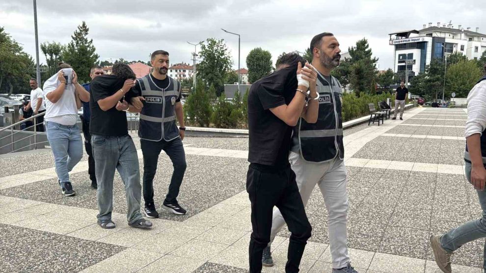 200 bin liralık alkol çaldılar: 