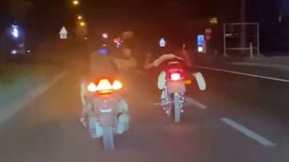 Bolu'da D-100'de motosikletin üstünde yatarak tehlikeli yolculuk
