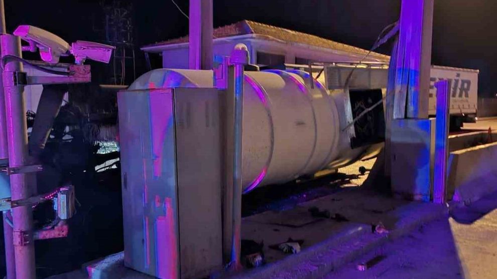 Bolu’da tanker gişelere çarpıp devrildi: 1 yaralı