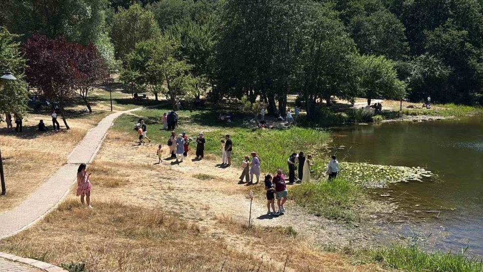 Sıcak havadan bunalan vatandaşlar soluğu Gölcük Tabiat Parkı’nda aldı