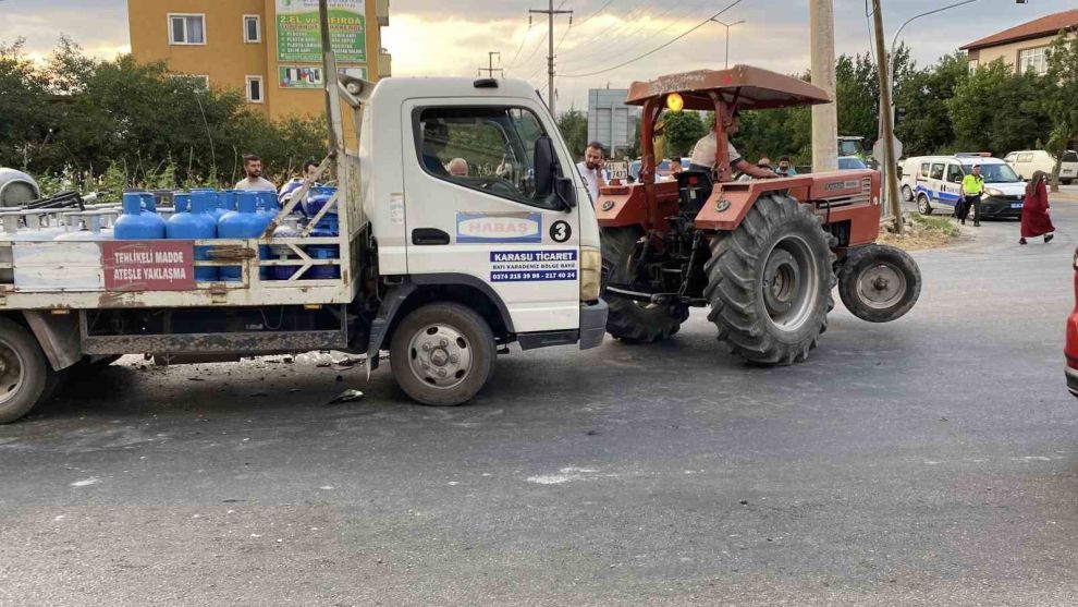 Tüp yüklü kamyon kazaya karıştı